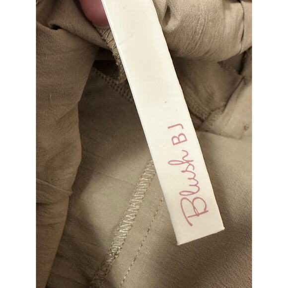 Blush BJ taupe pleated cropped high waisted pants size large - Picture 6 of 10